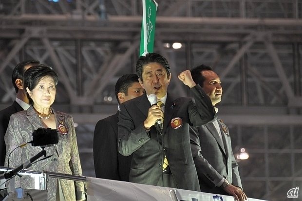 　前回に続き、安倍晋三首相が視察に訪れました。写真は宣伝車「あさかぜ」の上で演説をしている様子。