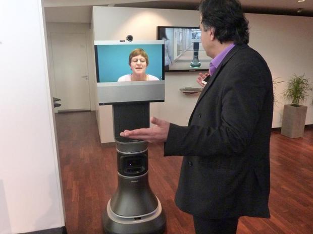 テレプレゼンスロボット「Ava 500」

　同社の最新製品の1つがテレプレゼンスロボット「Ava 500」だ。写真は、iRobotの取締役2人が会話をしているところ。このモバイルロボットは、打ち合わせのために会議室や、ユーザーの机のところまで自走していくようにプログラムできる。