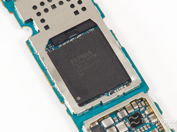 　エルピーダメモリの2GバイトRAM「FA164A2PM」と、2.5GHzのSnapdragon 801 SoC（RAMパッケージの下に搭載）。