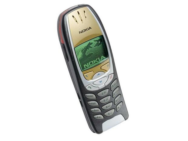 「Nokia 6310」
2001年発表

　長くて薄いNokia 6310は、ビジネス用携帯電話として売り出された。これには、Bluetoothという素晴らしい新機能が搭載されており（Nokia製携帯電話では初めてだ）、赤外線ポート、Javaゲーム、ボイスメモレコーダーを搭載し、GPRSネットワークをサポートしていた。グリーンのモノクロ画面を搭載していたが、カラーディスプレイの実現も遠くなかった。2002年発売の「Nokia 6310i」は、Javaとトライバンド受信対応が追加され、ブルーのモノクロ画面を搭載していた。
