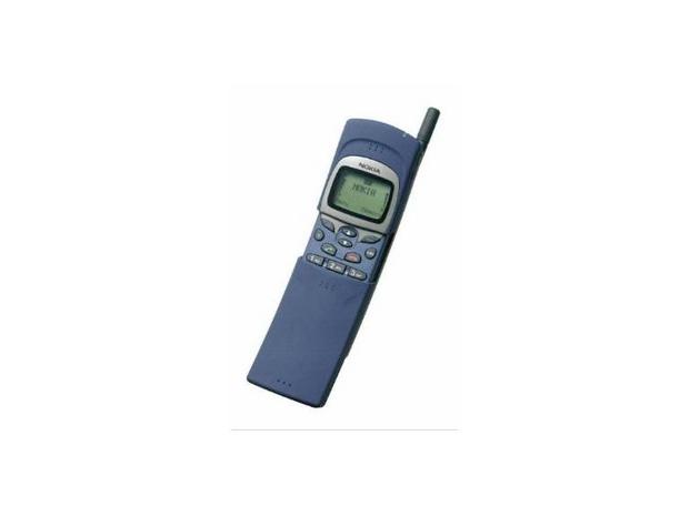 「Nokia 8110」
1998年発表

　特徴的なデザインのNokia 8110は、単に「Premium」8000シリーズの最初の製品というだけではなかった。これは、Nokiaで初めてスライドデザインを採用した携帯電話だった。この携帯電話は、「バナナフォン」（スライドを開くと湾曲した形になることから）や、「『マトリックス』フォン」（同映画で使われたことから）とも呼ばれていた。この携帯電話にはスピーカーホンはなく、電話帳には125件しか登録できなかった。
