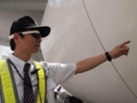 JALスタッフが空港内で「Google Glass」--先進的な業務スタイル求め