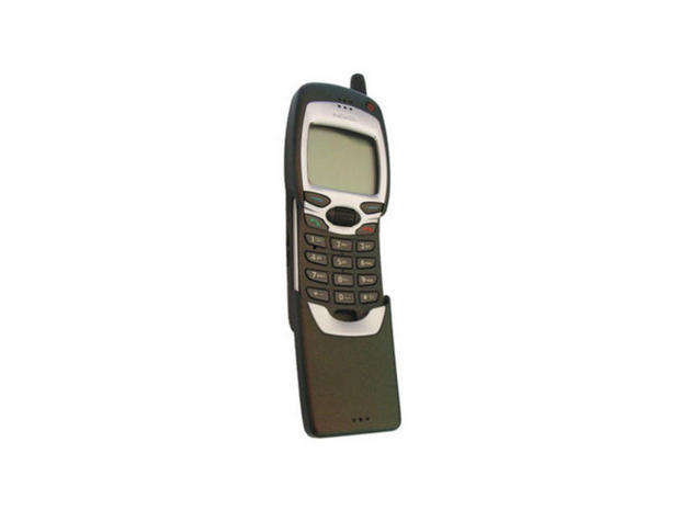 「Nokia 7110」
1999年発表

　Nokia 8110の後を継いだのがNokia 7110だった。Nokia 7110は、バネ式のスライドと、操作用のサムホイールがあった。さらに、Nokia製携帯電話では初めてWAPブラウザを搭載していた。6年後、このデザインは再び、ステンレススチール製の「Nokia 8800」で登場することになる。

