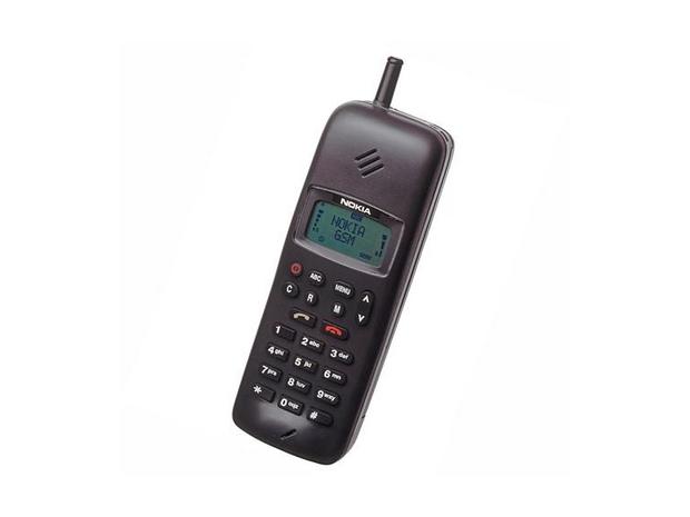 「Nokia 1011」
1992年発表

　Nokia 1011は、初めて市販された携帯電話ではないし、初のGSM携帯端末でもないが、大量生産された初のGSM携帯電話だった。

