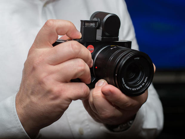 　Leicaが4月に発表した新カメラシステム「Leica T」を写真で紹介する。

　このカメラはほかの競合機種よりも幅は広いが、他の寸法は小さい。