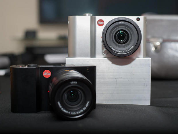 　このカメラの色にはブラックとシルバーが用意されるが、ブラックはシルバーの2カ月後にならないと手に入らない。この写真では、カメラと一緒に削り出しの元となるアルミニウムのブロックが写っている。