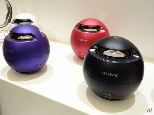 　ソニーからは球形デザインのBluetoothスピーカー「SRS-X1」が登場。
