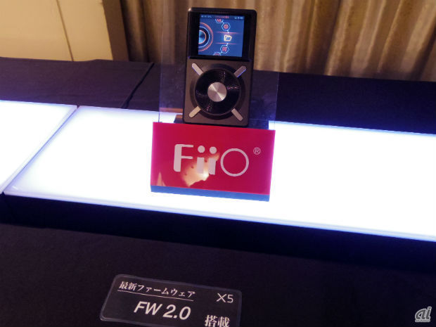 　ハイレゾプレーヤーも注目の的だ。写真は「FiiO X5」。microSDカードスロットを2つ搭載し、最大256Gバイトの大容量を実現する。日本国内限定でサンフラワーモチーフのホイールを装備している。