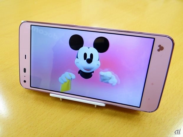 　　マジックミラースタンドにスマートフォンを置くと、ミッキーマウスが鏡の中から飛び出すサプライズアニメーションが登場する。