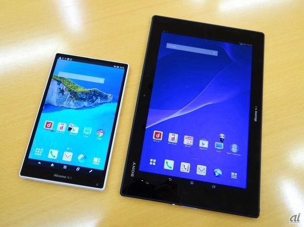 　7インチの「AQUOS PAD」と10.1インチの「Xperia Z2 Tablet」を並べたところ。