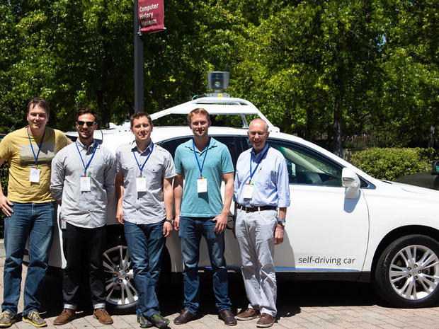 　GoogleのSelf-Driving Car Projectチームのメンバー。左からプロジェクトリーダーのChris Urmson氏、ドライビングプログラムマネージャーのBrian Torcellini氏、ソフトウェアリーダーのDmitri Dolgov氏、マッピングリーダーのAndrew Chatham氏、プロジェクトセーフティディレクターのRon Medford氏。
