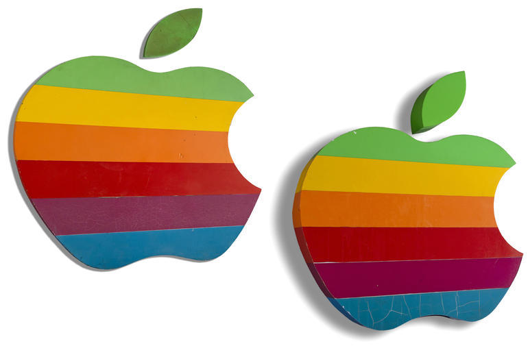 アップル旧ロゴの看板、オークションに--1997年まで本社で使用の2点 ...