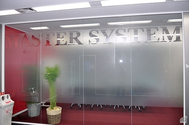 　こちらは「マスターシステム」。すりガラスにゲーム機のロゴが描かれています。また入口には、そのハードにちなんだ文字やシンボルマークがあしらわれています