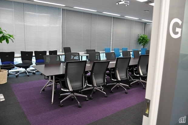 　パープルにブラックという床のカラーリングが特徴的。会議室では一番広いスペースとなっています。