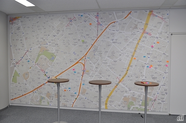 　壁には会社の所在地である六本木周辺の地図が貼りだされています。
