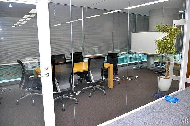 　オープンな打ち合わせスペースだけではなく、仕切りが設けられた会議室も。それでもガラス張りです。