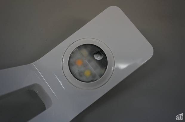 　照明部分は、LED×2個（黄2700K、白5000K）が搭載されている。