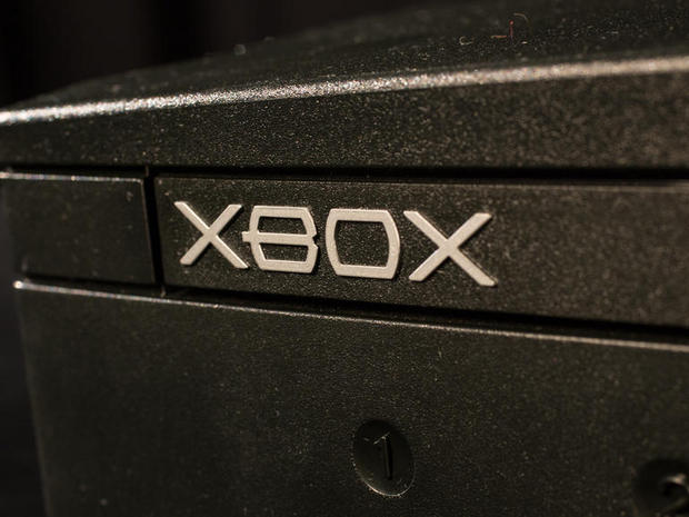 　「DirectX Box」という名前は、「Xbox」に短縮された。