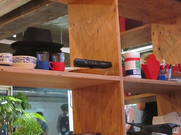 　Kinectのセンサーはすぐ横の棚に置かれていた。