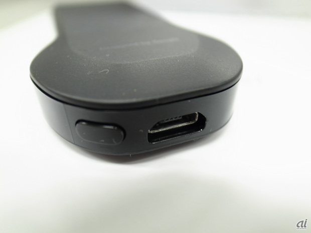 　本体には給電のため、USBアダプタと接続する端子が付いている。