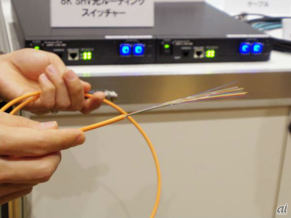 　フルスペック8K SHV光伝送インターフェース。同軸ケーブルだと100本必要になるというフルスペック8K SHV映像信号（約144Gbit/s）を、光マルチリンクケーブル1本で伝送できる。
