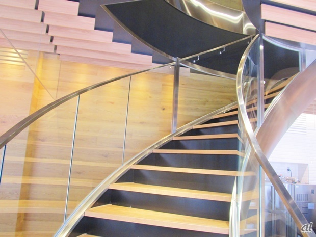 　らせん階段で2階へ。なお、2～3階はイベントスペースとしての使用も想定されている。実際に5月27日の説明会見はこの3階で開かれた。