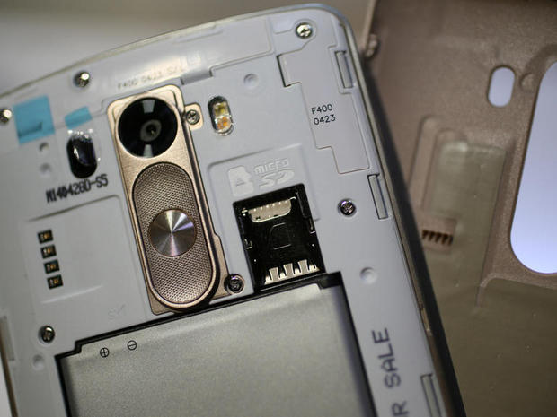 　「LG G2」とは異なり、G3にはmicroSDカードを挿入する部分がある。
