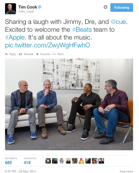 AppleのCEOであるTim Cook氏がツイートした自身とiTunes担当Eddy Cue氏、そして、Beats共同創設者であるJimmy Iovine氏とDr. Dre氏の写真