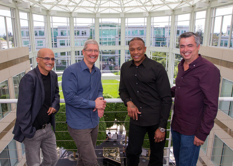 30億ドルの買収案件をまとめたBeats共同創設者Jimmy Iovine氏、AppleのCEOであるTim Cook氏、Beats共同創設者Dr. Dre氏、AppleのシニアバイスプレジデントEddy Cue氏（左から）