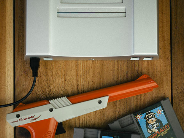 　初代NESと同じコントローラポートを用いているため、「Duck Hunt」で使えた「NES Zapper」などの、レトロな周辺機器を接続することもできる。