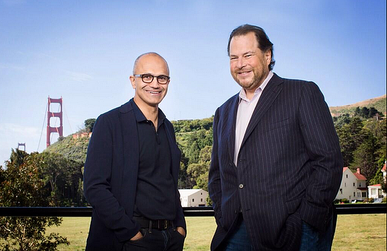 MicrosoftのCEOを務めるSatya Nadella氏（左）とSalesforceのCEOを務めるMarc Benioff氏