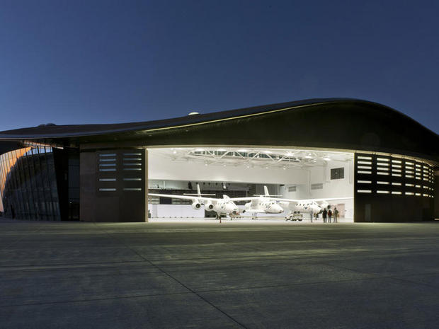 　ターミナルビル内に格納されたWhiteKnightTwo。これはFoster + Partnersのプロモーション写真だ。