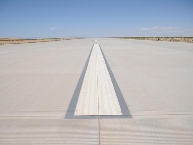 　ニューメキシコの砂漠に向かって伸びる、スペースポート・アメリカの滑走路。