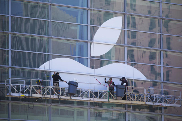 　Appleの開発者会議に向けてサンフランシスコのモスコーンセンターの準備を進める作業者。

関連記事：アップル「WWDC」の会場「モスコーンセンター」ってどんなところ？
