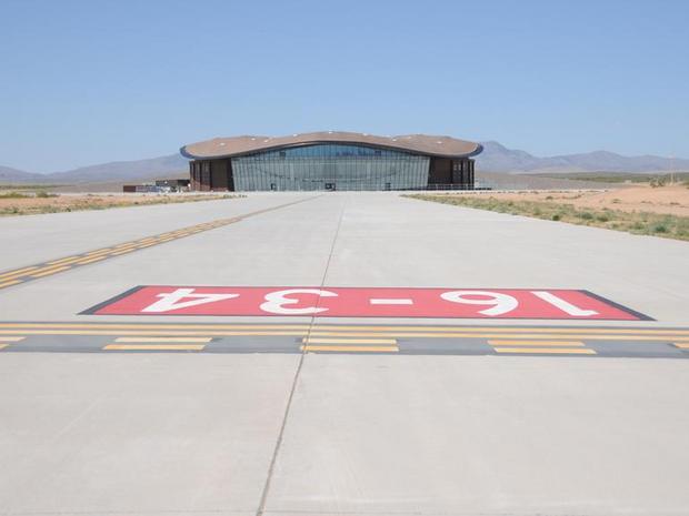 　スペースポート・アメリカの滑走路の端からターミナルビルを望む。