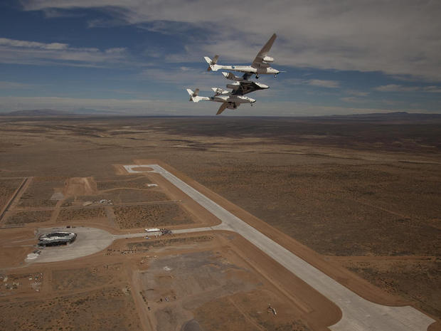 　スペースポート・アメリカ上空を旋回する、SpaceShipTwoを搭載したWhiteKnightTwo。これはVirgin Galacticのプロモーション写真だ。