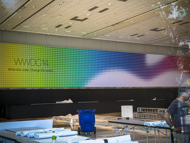 　Appleは米国時間6月2日、同社年次開発者会議「Worldwide Developers Conference（WWDC）」をサンフランシスコのモスコーンウェストで開催する。ここでは、その準備が進む会場の様子を写真で紹介する。

　屋内に用意された「WWDC 14」のバナー。
