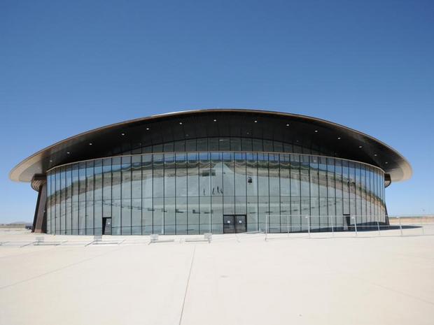 　ターミナルビルの外装は、滑走路と周辺を美しく反射させるとともに、ビル内部をほとんど見えなくする効果を持っている。