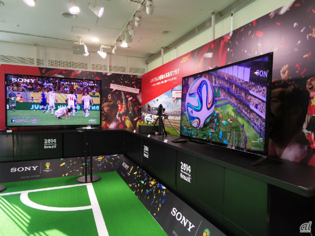 　「現地でワールドカップ観戦」として、デジタル一眼カメラ「α」や「4K ハンディカム」なども展示されている。