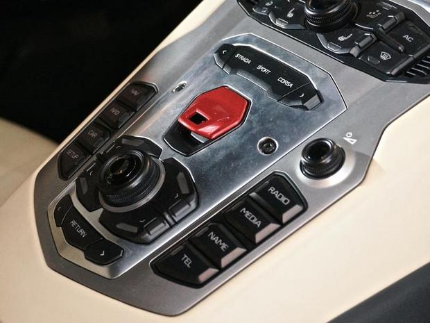 MMIコントローラ

　赤い始動ボタンの下にあるのは、MMIのコントローラで、つまみの周囲を4つのインフォテインメントモードに対応する4つボタンが取り囲んでいる。