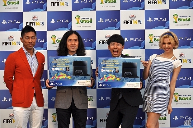 　ソニー・コンピュータエンタテインメントジャパンアジア（SCEJA）は6月4日、六本木ヒルズアリーナにて、エレクトロニック・アーツのPS4用サッカーゲーム「FIFA14」を活用した「2014 FIFA ワールドカップ 究極の予想イベント！」を開催した。

　これは、PS4本体にFIFA14のプロダクトコードを付属した6月5日発売予定の「2014 FIFA World Cup BrazilTM Limited Pack」の記念イベントとして催された。FIFA公認サッカーゲームであり、リアリティを追求したFIFA14を使って、開催を間近に控えた2014 FIFA ワールドカップの結果をシミュレーション。その模様をサポーターとともに観戦する内容となっていた。