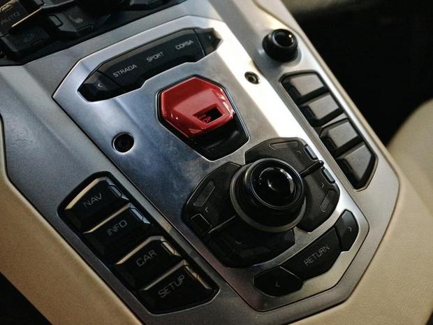 Strada、Sport、Corsa

　エンジン始動ボタンの目立つ赤色のカバーの上には、3つのドライビングモードを切り替えるボタンが並んでいる。Strada、Sport、Corsaは、それぞれストリート、スポーツ、トラックを意味している。