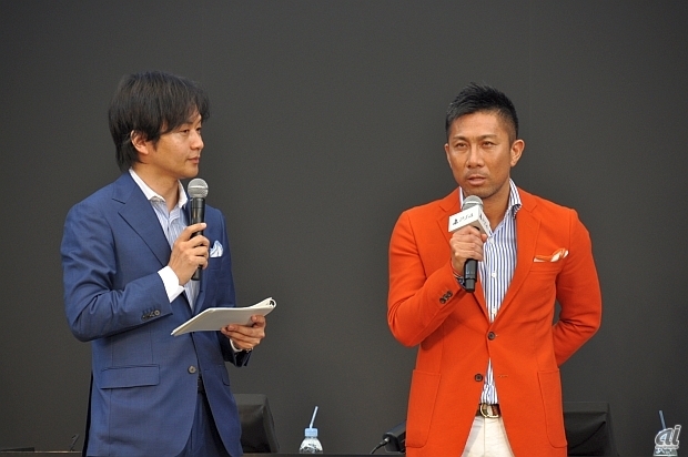 　会場にはゲストとして、サッカー元日本代表でスポーツジャーナリストの前園真聖さん（右）が登場。左はMCならびに実況を務めた山田泰三さん。