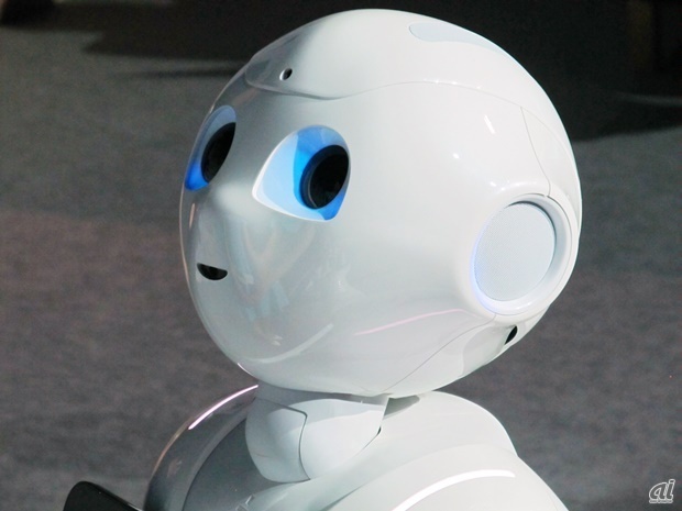 　ソフトバンクが6月5日に発表した人型ロボット「Pepper（ペッパー）」。6月6日からソフトバンクショップ銀座店、表参道店に配備され、2015年2月には一般向けに発売される。税抜価格は19万8000円。ここでは、5日の発表会で展示されていたPepperを写真で紹介する。