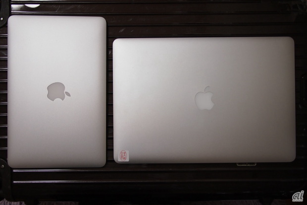11インチのMacBook Airと15インチのMacBook Pro。重さは半分ほどで、サイズもグッと小さいことがわかる
