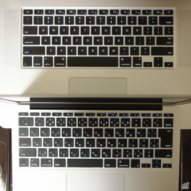 上がMacBook Pro 15インチのキーボード、下がMacBook Air11インチのキーボード