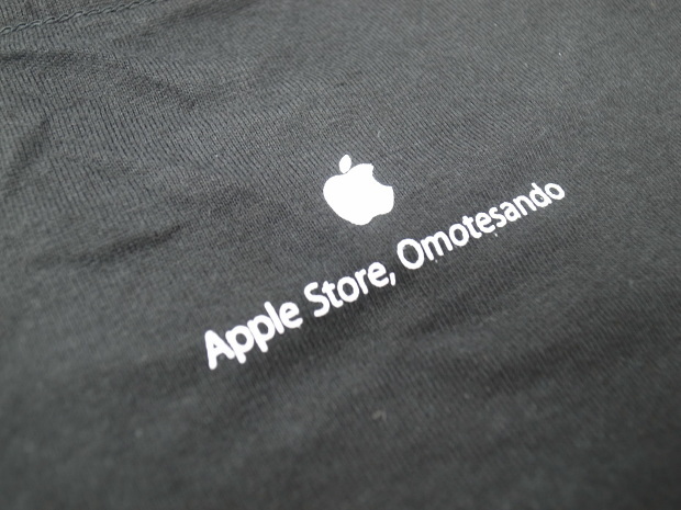 　首の後ろ側には、白い文字で「Apple Store,Omotesando」と記されている。