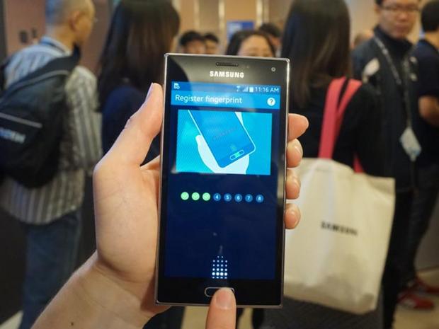 　Samsung Zは、「GALAXY S5」とよく似た指紋センサを備えている。端末の前面にあるボタンに沿って指をスワイプし、指紋を登録してログインする。