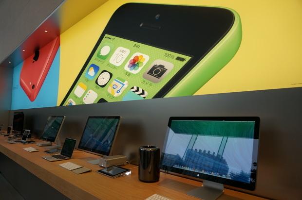 　店内には、MacやiPad、iPhoneなど230台のデバイスが並んでいるという。
