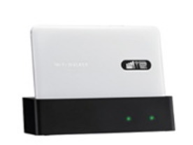 UQ、厚さ8.2mm、約81gの薄・軽Wi-Fiルータ「Wi-Fi WALKER WiMAX 2+ NAD11」